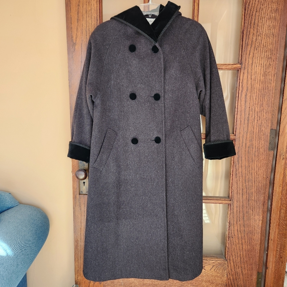 Albert Nipon Vintage Wool Overcoat  Velvet Trim. Size 8P. Excellent Condition.